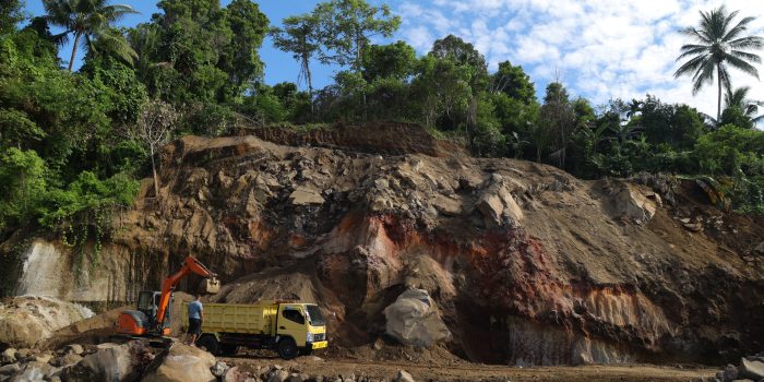 Eksploitasi mengambil material atau sejenisnya untuk di komersilkan atau di jual. Aktivitas Galian C yang terletak di RT 19 RW 10, Kelurahan Kalumata, Ternate Selatan tidak mengantongi izin resmi atau ilegal.