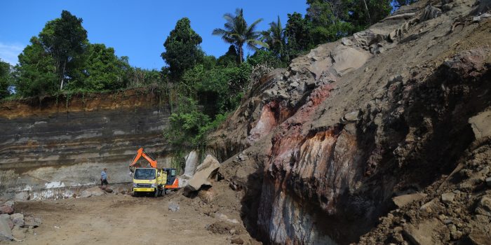 Eksploitasi mengambil material atau sejenisnya untuk di komersilkan atau di jual. Aktivitas Galian C yang terletak di RT 19 RW 10, Kelurahan Kalumata, Ternate Selatan tidak mengantongi izin resmi atau ilegal.