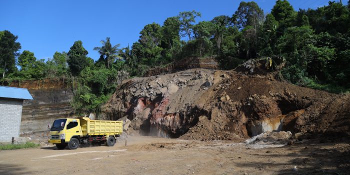 Eksploitasi mengambil material atau sejenisnya untuk di komersilkan atau di jual. Aktivitas Galian C yang terletak di RT 19 RW 10, Kelurahan Kalumata, Ternate Selatan tidak mengantongi izin resmi atau ilegal.