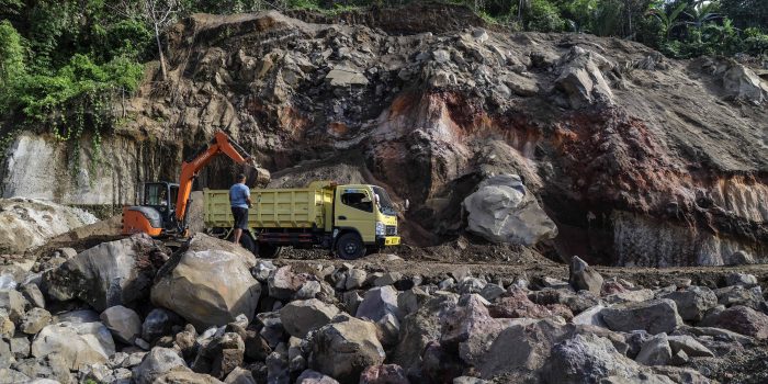 Eksploitasi mengambil material atau sejenisnya untuk di komersilkan atau di jual. Aktivitas Galian C yang terletak di RT 19 RW 10, Kelurahan Kalumata, Ternate Selatan tidak mengantongi izin resmi atau ilegal.