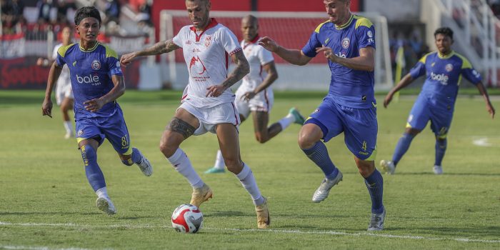 Pesepak bola Malut United Tyronne Gustavo Del Pino Ramos (tengah) menggiring bola dengan dihadang pesepak bola Arema FC Odivan Koerich (kanan) dan Johan Ahmat Farizi (kiri) pada pertandingan BRI Super League di Stadion Gelora Kie Raha Ternate, Maluku Utara, Sabtu (29/11/2025). Pertandingan tersebut berakhir imbang dengan skor 1-1.