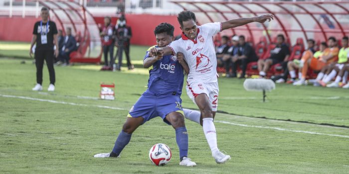 Pesepak bola Malut United Frets Listanto Butuan (kanan) berebut bola dengan pesepak bola Arema FC Muhammad Rifad Marasabessy (kiri) pada pertandingan BRI Super League di Stadion Gelora Kie Raha Ternate, Maluku Utara, Sabtu (29/11/2025). Pertandingan tersebut berakhir imbang dengan skor 1-1.